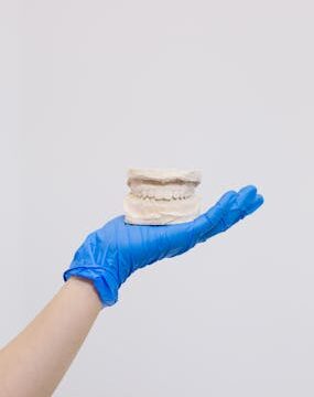 Jak przechowywać protezy zębowe na noc?