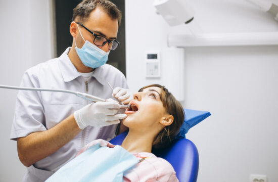 poluzowany implant zęba