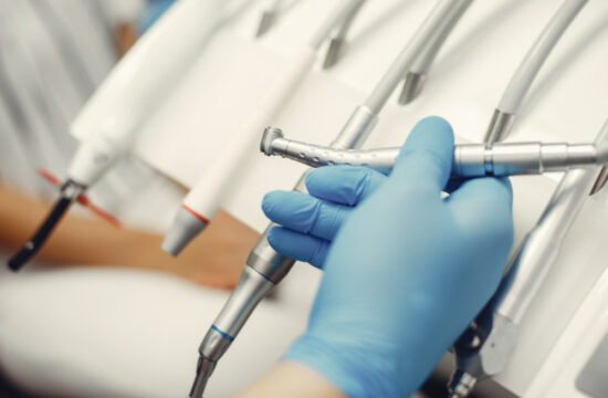 Czy odsłanianie zęba zatrzymanego boli?