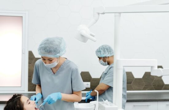 Czy chirurg stomatolog usuwa ósemki?