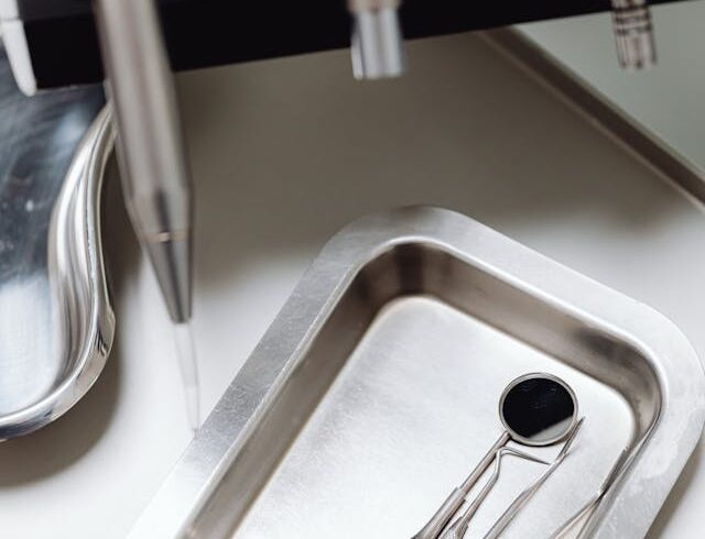 Implant zęba dolnego, a górnego – czym różni się leczenie?