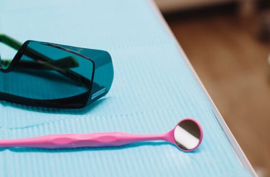 Ile wizyt potrzeba, żeby założyć implant zęba?