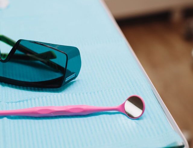 Ile wizyt potrzeba, żeby założyć implant zęba?
