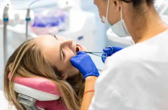Jakie objawy po wszczepieniu implantu powinny niepokoić?
