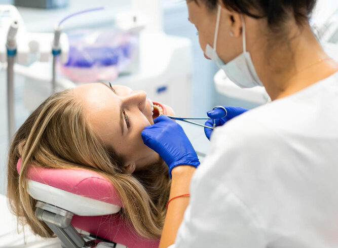 Jakie objawy po wszczepieniu implantu powinny niepokoić?
