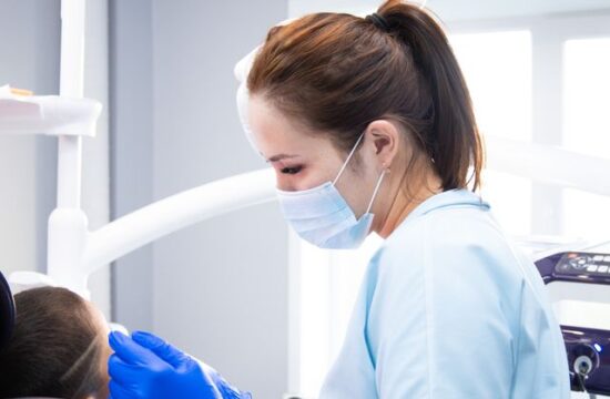Proteza na implantach - czym różni się od zwykłej protezy?