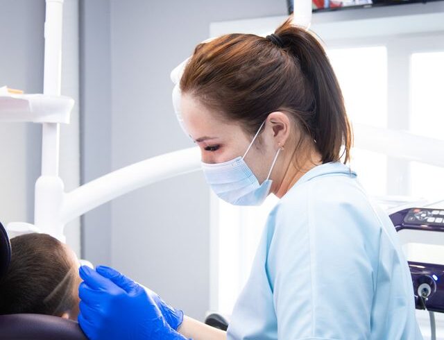 Proteza na implantach - czym różni się od zwykłej protezy?