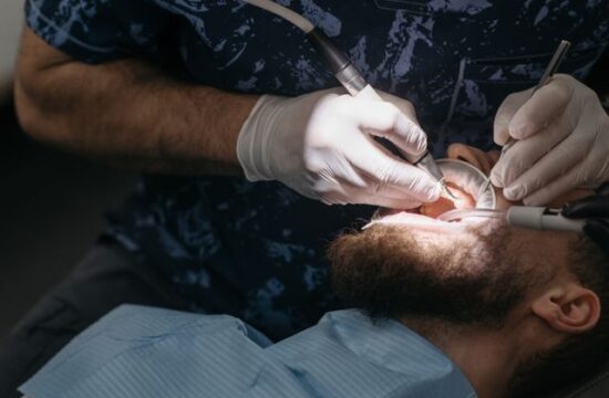 Czy implant zęba trzeba kiedyś wymienić?